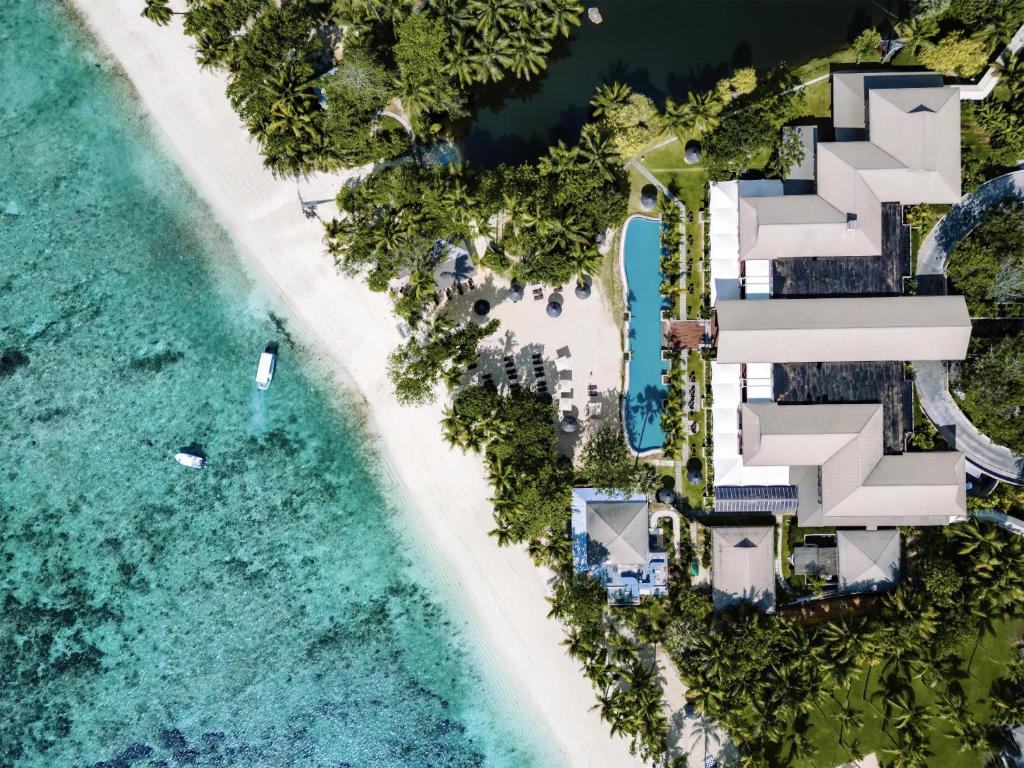 Kempinski Seychelles Resort piekrastes skats no augšas ar baseinu un okeānu