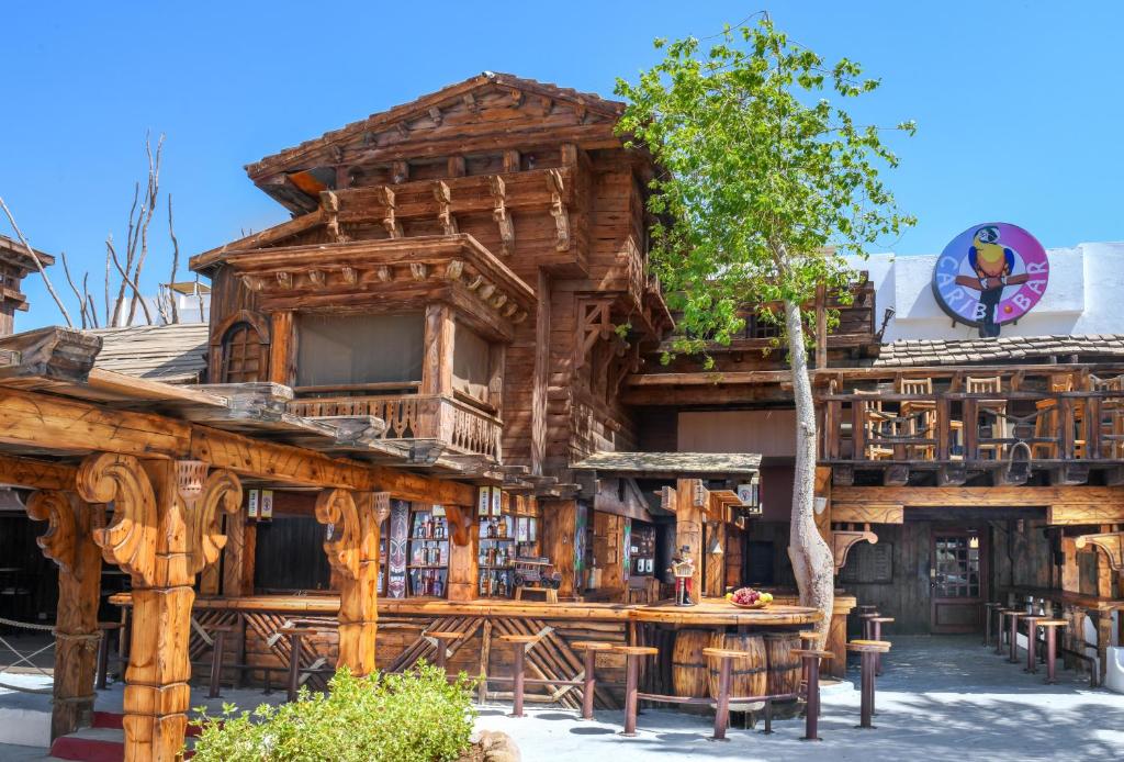 Koka konstrukcijas ēka ar daudzām terasēm un bāra zīmi 