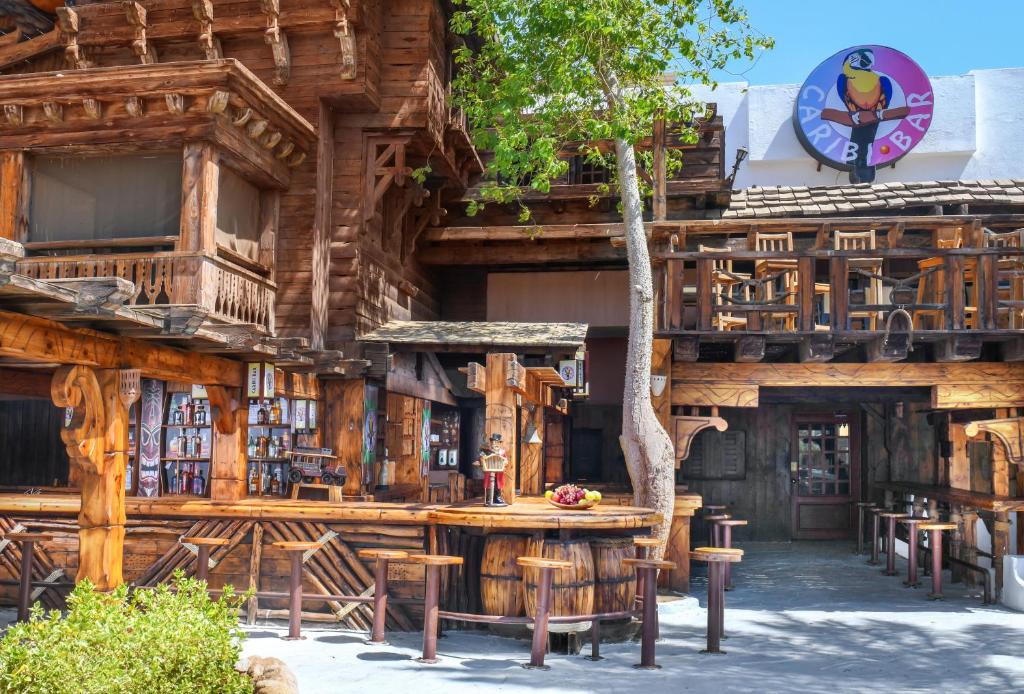 Koka stilā veidota bāra ēka ar plašu terasi un bāra letēm. Uz jumta redzams krāsains logo ar papagaiļa attēlu.