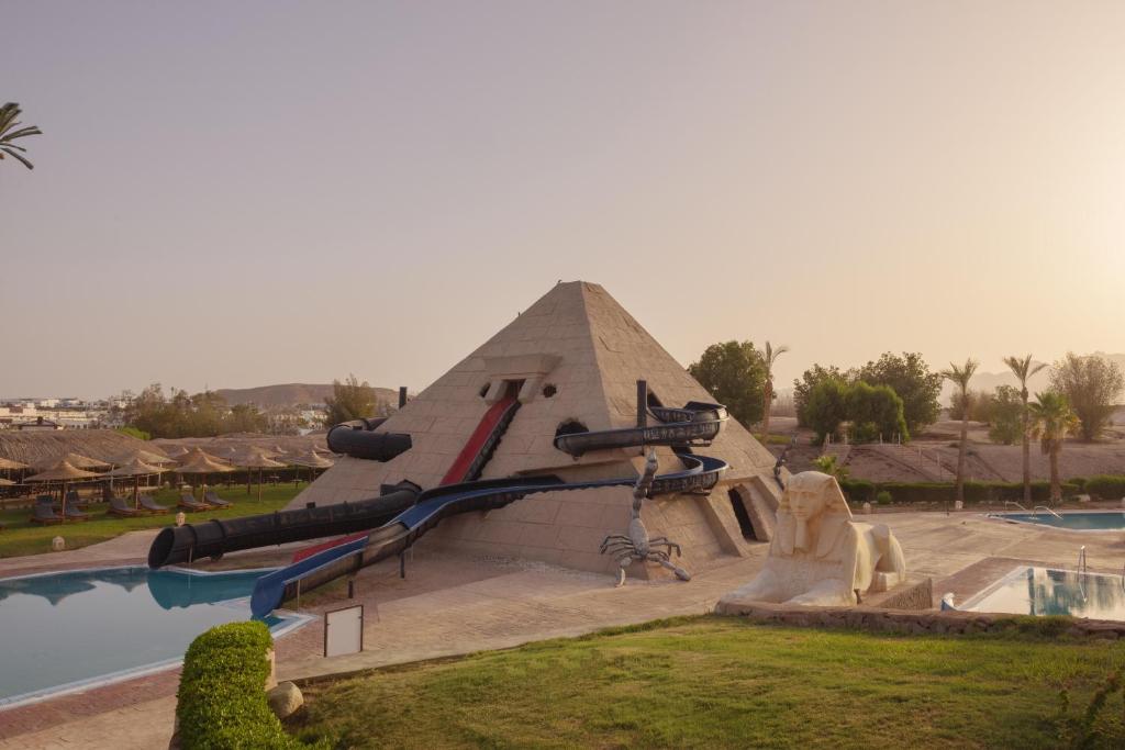 Ūdens atrakciju parks ar piramīdas formas slidkalniņu un pool, kas ieskauts palmām un atpūtas zonām. Ideāla vieta ģimenes izklaidei un atpūtai.