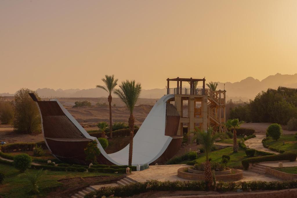 Mūsdienīgs ūdens slidkalniņš ar ainavām, kas rodams tuksneša vidē, iepazīstina ar unikālu arhitektūru un apkārtējo dabu.