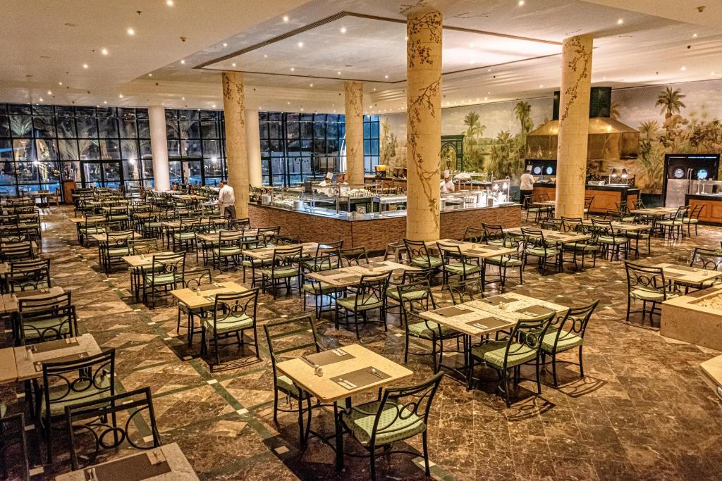 Lielas un moderni iekārtotas restorāna telpas ar daudzām galdiem un krēsliem, kas gaida viesus. Restorāns piedāvā atvērtu bufeti, un logi ļauj skatīties uz apkārtējo ainavu.