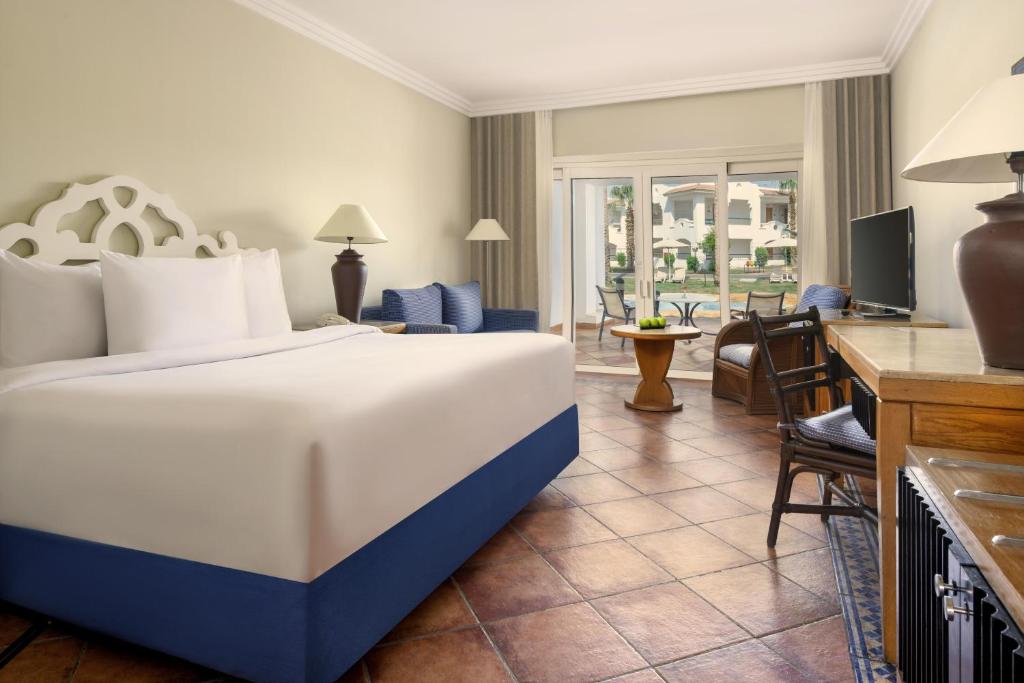 Mūsdienīgs viesnīcas numurs ar plašu gultu, ērtu atpūtas zonu un skatu uz dārzu. Interjers ir elegants ar dabīgiem materiāliem un gaišām krāsām.