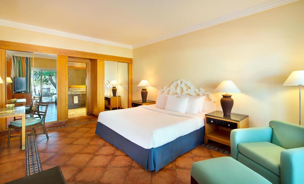 Mūsdienīgs viesnīcas numurs ar plašu gultu, moderno mēbelējumu un dabīgu apgaismojumu, kas rada komfortablu atmosfēru. Numurā ir ērtas sēdvietas un galdiņš, kā arī piekļuve terasei.