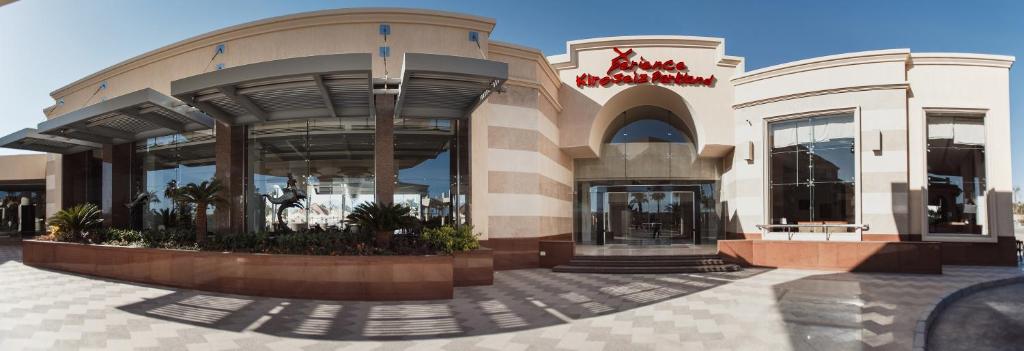 Xperience Kiroseiz Parkland ieeja ar modernu arhitektūru un zaļumiem