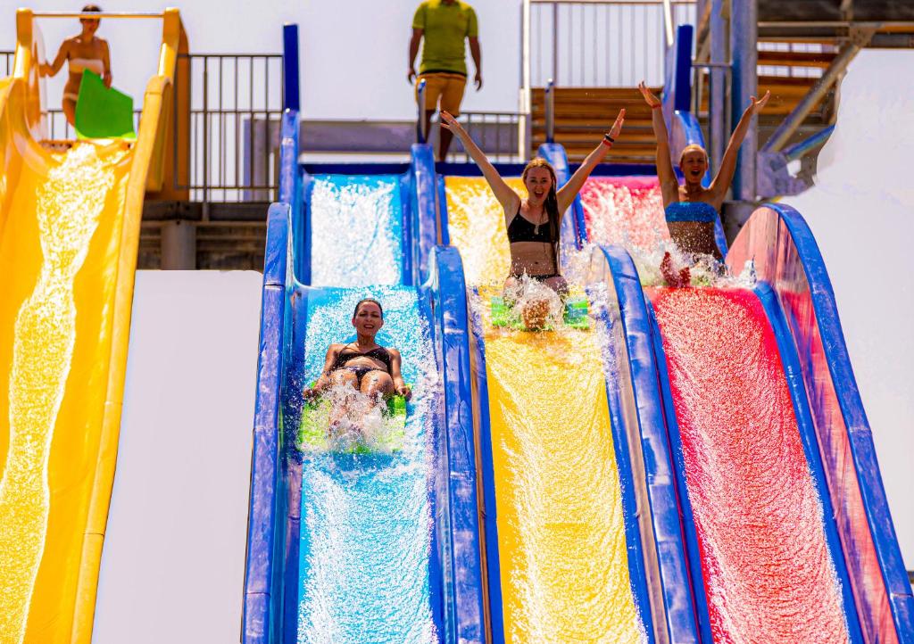 Aizraujošs ūdens slidotājs Xperience Kiroseiz Parkland izklaidējas