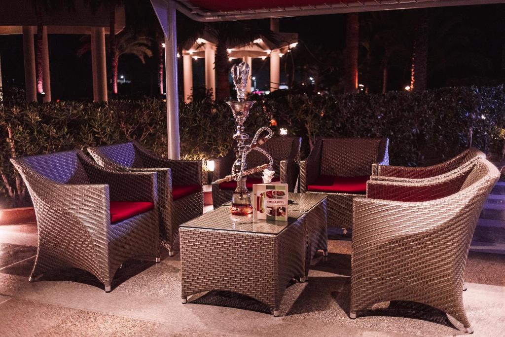 Atpūtas zona ar izsmalcinātiem krēsliem viesnīcā Xperience Kiroseiz Parkland.