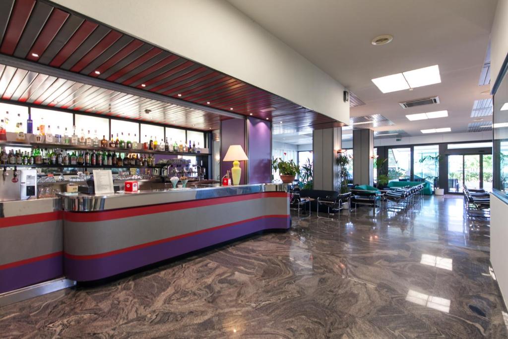 Mūsdienīgs bārs ar stilīgu interjeru, kas ietver marmora grīdu un plašu dzērienu izvēli. Gaismas un augi rada patīkamu atmosfēru.