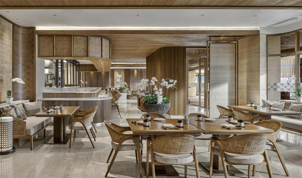 Mūsdienīgas un eleganti iekārtotas restorāna telpas ar koka un dabīgām materiālu akcentiem, piedāvājot komfortablus galdiņus un krēslus. Gaisma plūst cauri, radot siltu un viesmīlīgu atmosfēru.