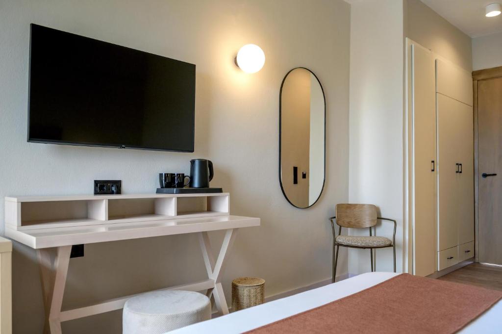 Moderns numurs ar televizoru un galdiņu Zeus Hotels Ydoria Resort