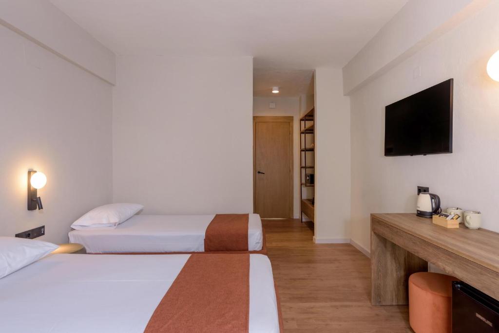 Numurs ar divām gultām un televizoru Zeus Hotels Ydoria Resort