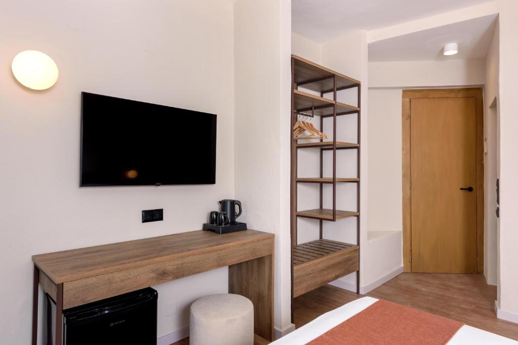 Zeus Hotels Ydoria Resort moderns numurs ar televizoru un galdu.