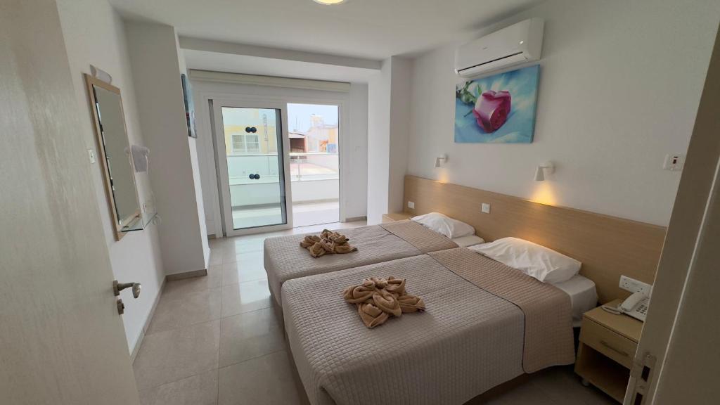 Mūsdienīgs viesnīcas numurs ar divām atsevišķām gultām, gaismas tonis un izsmalcināts dekors, kā arī piekļuve terasei. Nummurā ir gaisa kondicionētājs un mūsdienīgas mēbeles.