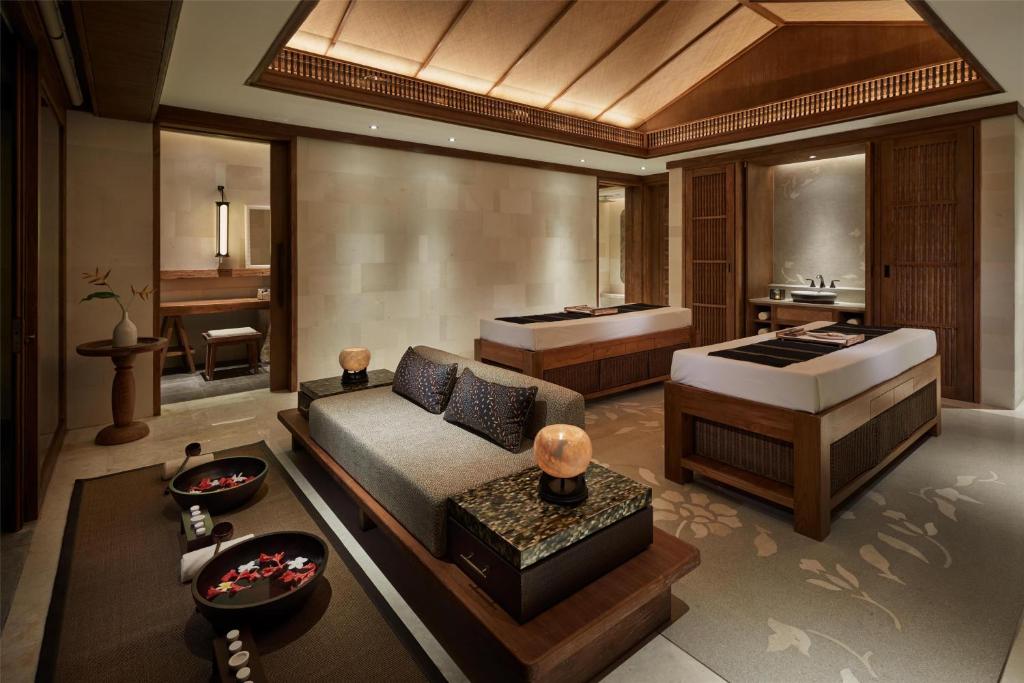 Mūsdienīgs spa interjers ar divām masāžas gultām, elegantiem aksesuāriem un relaksējošu atmosfēru. Svaigi ziedi un stils rada mierīgu un harmonisku vidi.