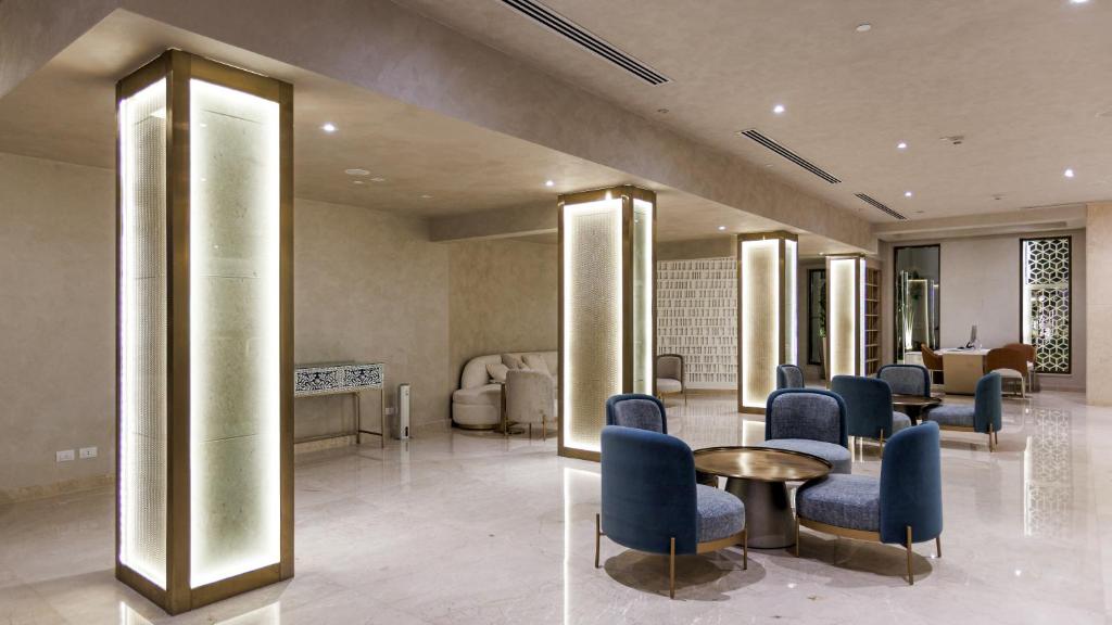 Moderns interjers Sunrise Remal Beach Resort viesnīcā ar ērtām sēdvietām