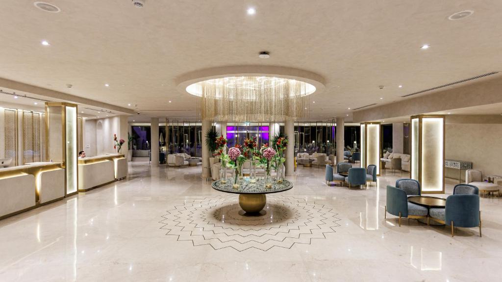 Mūsdienīgs viesnīcas vestibilis ar greznu apgaismojumu Sunrise Remal Beach Resort.