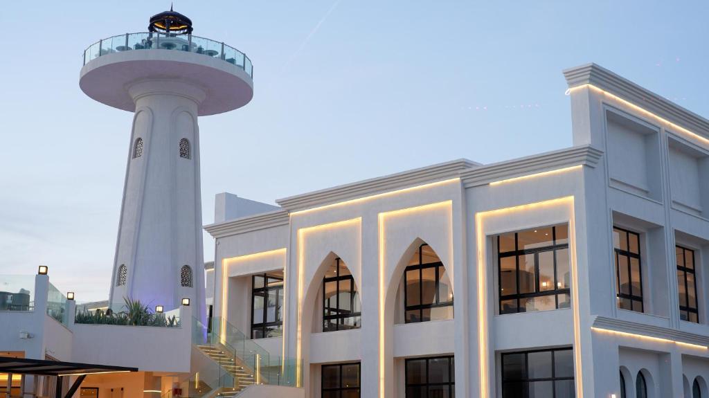 Sunrise Remal Beach Resort moderna arhitektūra ar torni piekrastē.