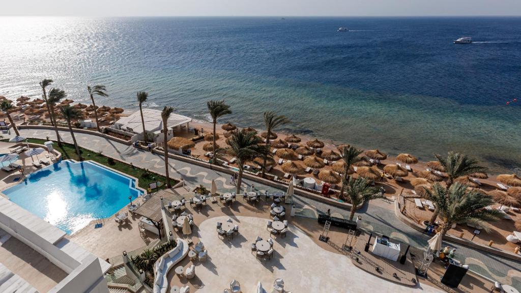 Skats uz baseinu un piekrasti no Sunrise Remal Beach Resort