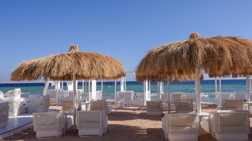 Sunrise Remal Beach Resort pludmales atpūtas zona ar sēdvietām un saulessargiem