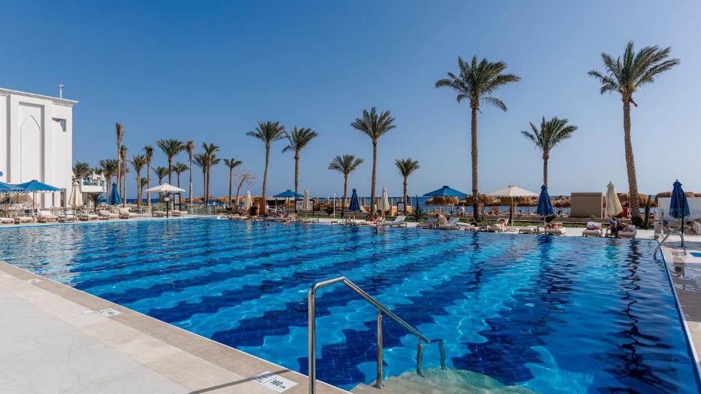 Lielais peldbaseins ar palmām pie Sunrise Remal Beach Resort