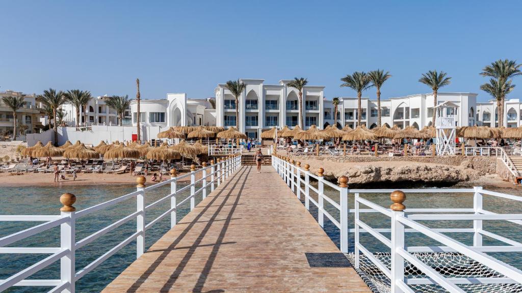 Mole piekrastē pie Sunrise Remal Beach Resort ar pludmales sauļošanās vietām.