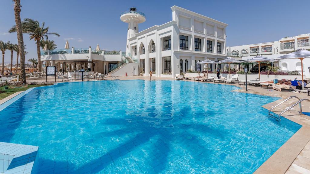 Lielais baseins pie Sunrise Remal Beach Resort ar skatu uz viesnīcu.