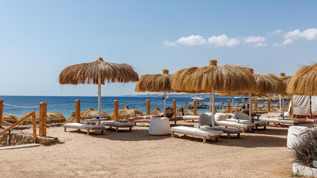 Sauļošanās vieta piekrastē ar salmu lietus šūpuli Sunrise Remal Beach Resort