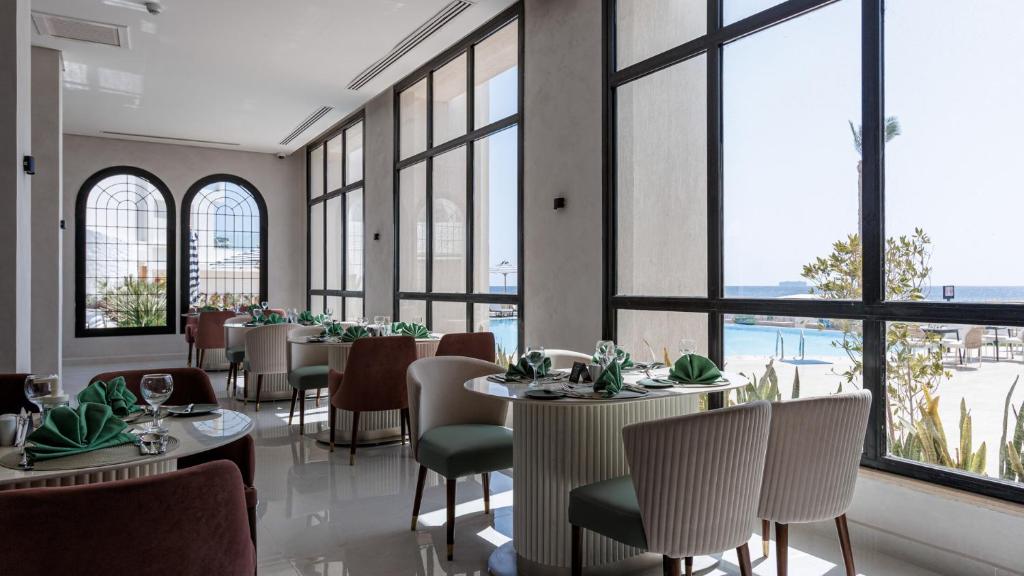 Moderna restorāna iekārtojums Sunrise Remal Beach Resort piekrastē.