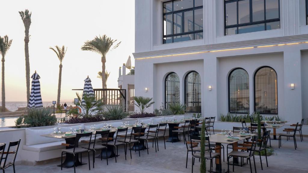 Restorāns piekrastē ar terasi un palmām, Sunrise Remal Beach Resort