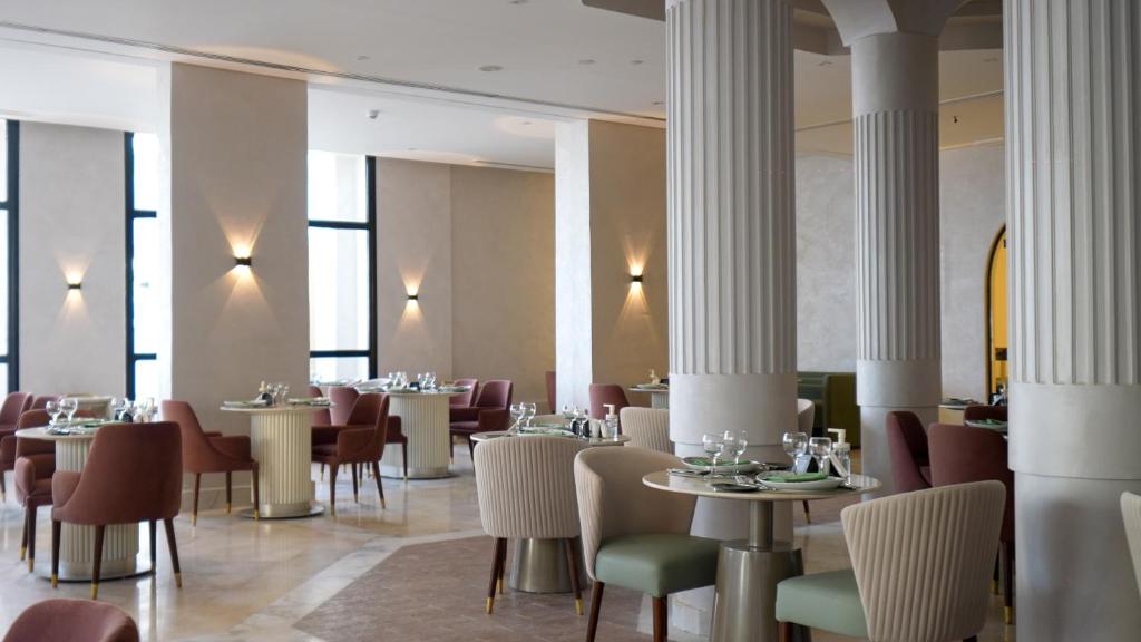 Eleganta restorāna interjers Sunrise Remal Beach Resort ar stilīgām mēbelēm.