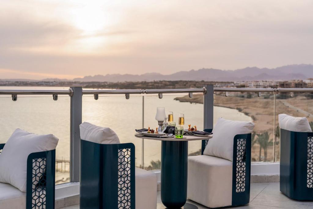 Romantiska vakariņas pie saules rieta Sunrise Remal Beach Resort