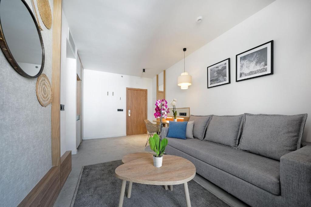 Hovima Suite Costa Adeje moderns numurs ar elegantu interjeru.