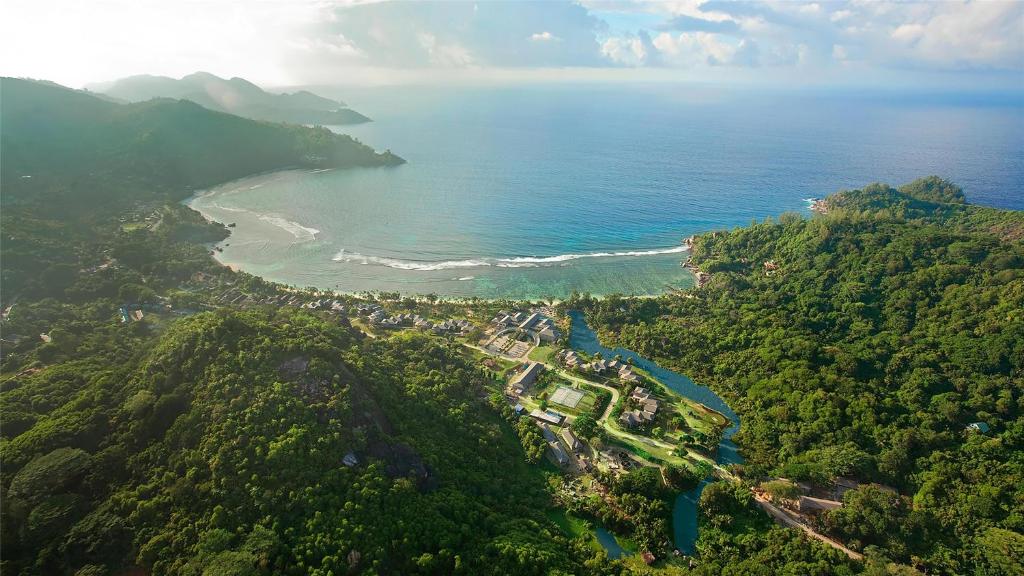 Kempinski Seychelles Resort panorāmas skats uz Baie Lazare līci un tropisko dabu