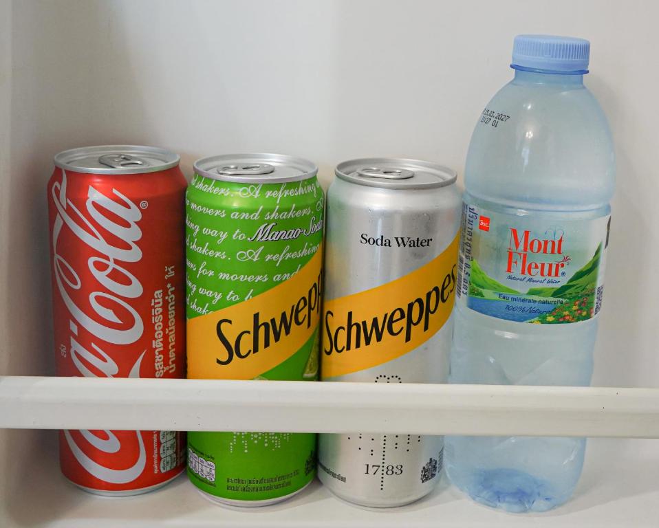 Coca-Cola, Schweppes limonāde un Mont Fleur ūdens viesnīcā Sugar Marina Resort Cliffhanger Aonang