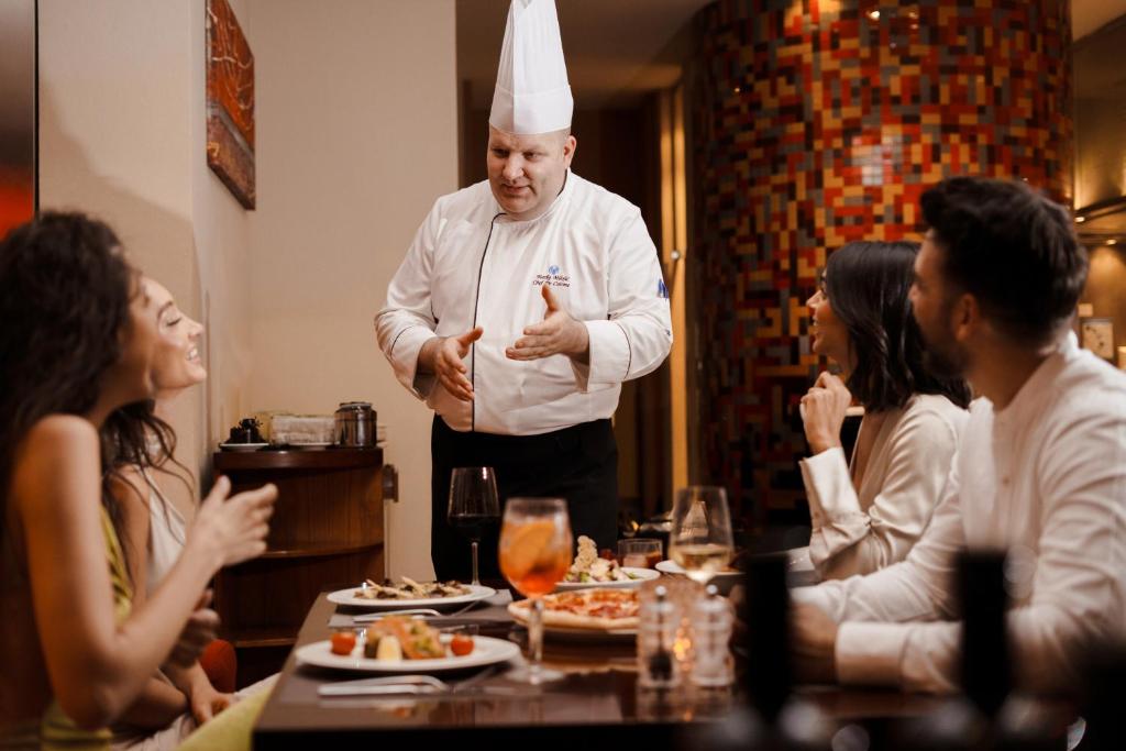 Šefpavārs prezentē ēdienus restorānā Media Rotana.