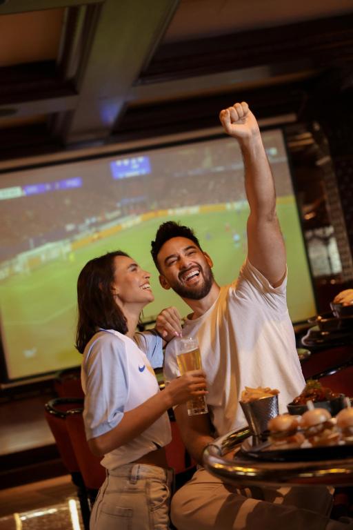 Vakara izklaide Media Rotana sporta bārā.