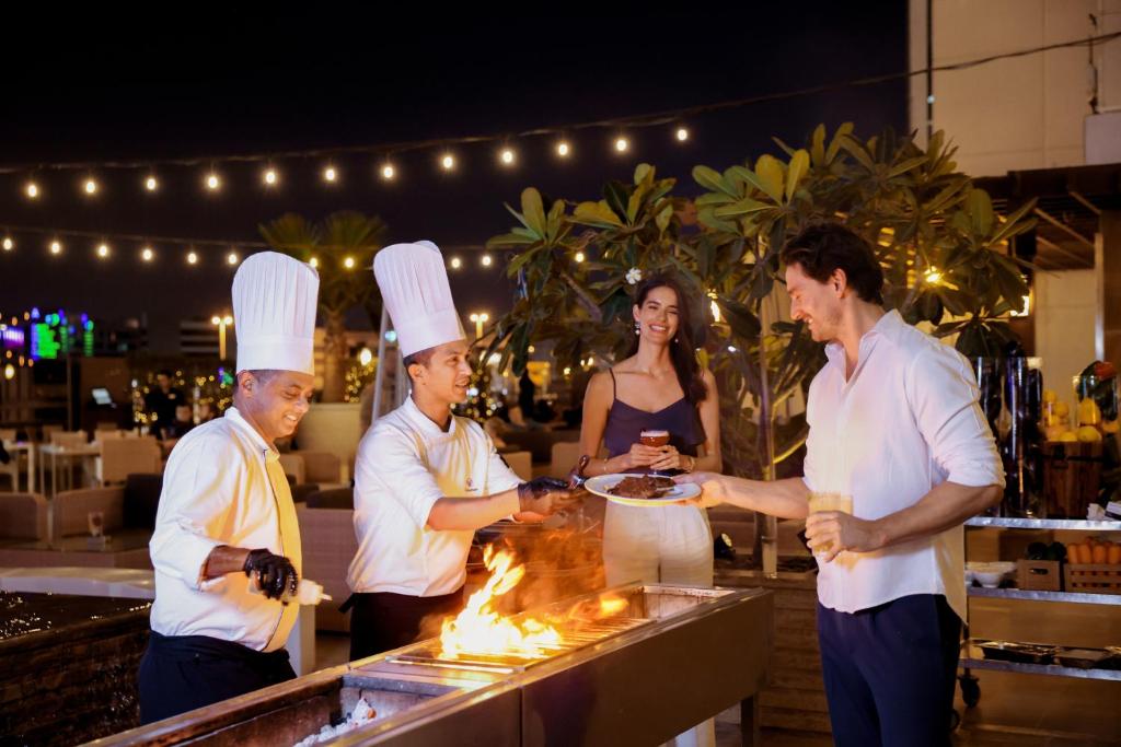 Viesi izbauda vakariņas pie grila Media Rotana