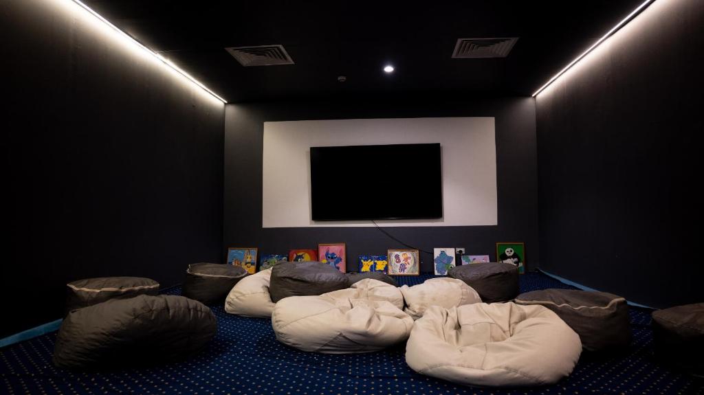 Bērnu izklaides telpa ar ērtiem sēdvietām un TV, Ali Baba Palace Resort