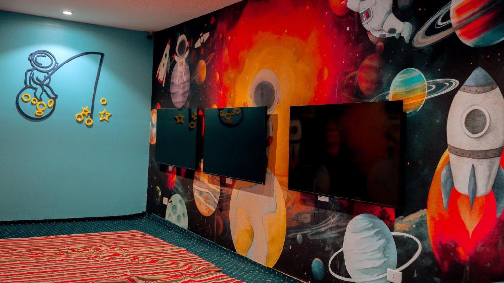 Bērnu rotaļu telpa ar kosmosa motīvu un televizoriem, Ali Baba Palace Resort.