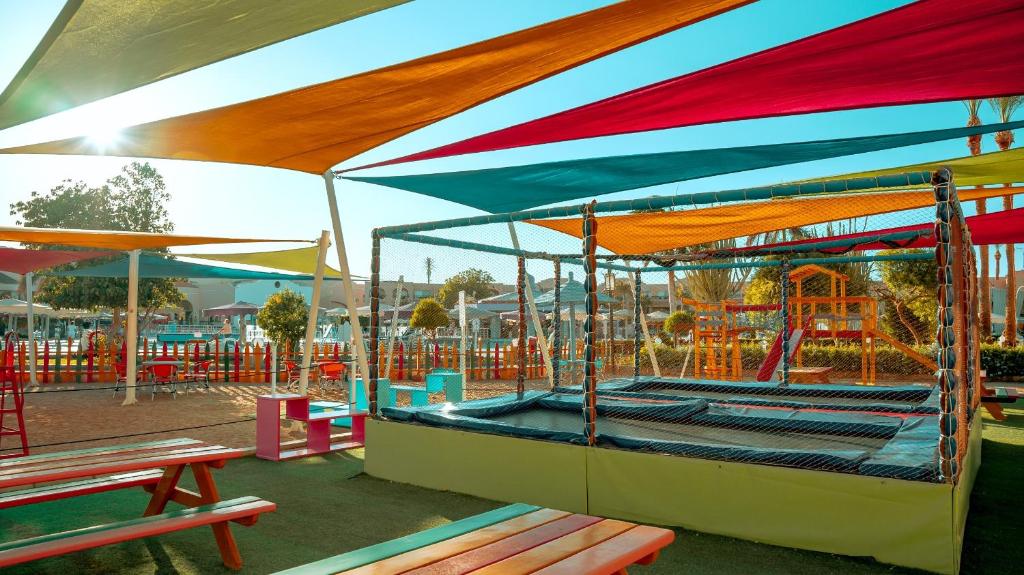 Bērnu rotaļu laukums pie Ali Baba Palace Resort ar šūpolēm un batutu.