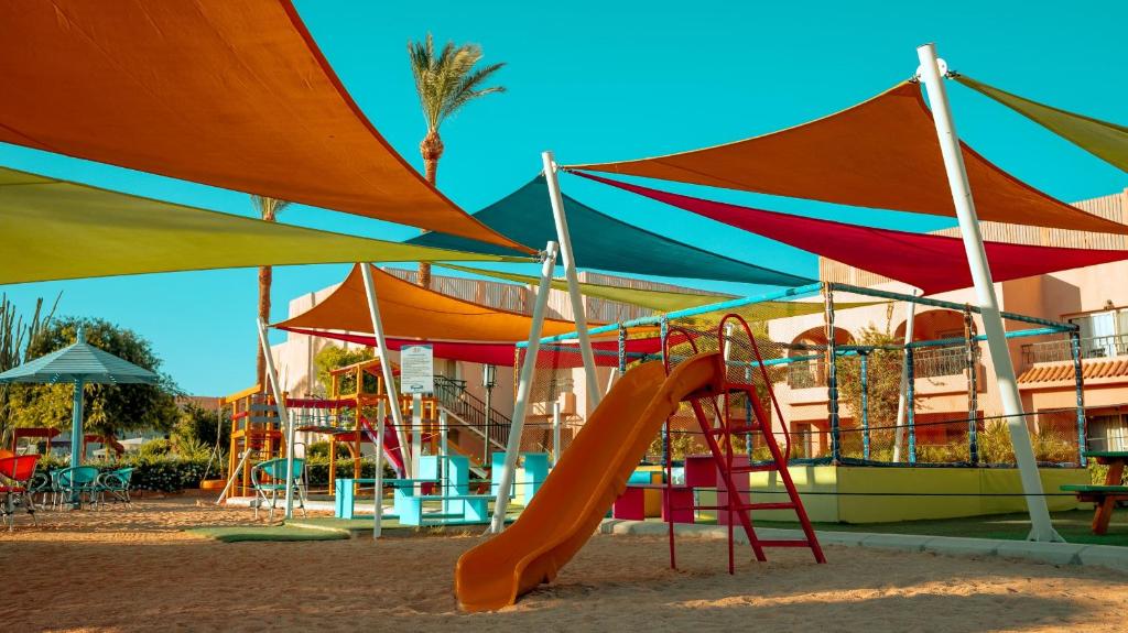 Bērnu rotaļu laukums ar slaidu pie Ali Baba Palace Resort