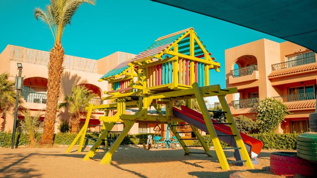 Krāsains rotaļu laukums bērniem pie Ali Baba Palace Resort