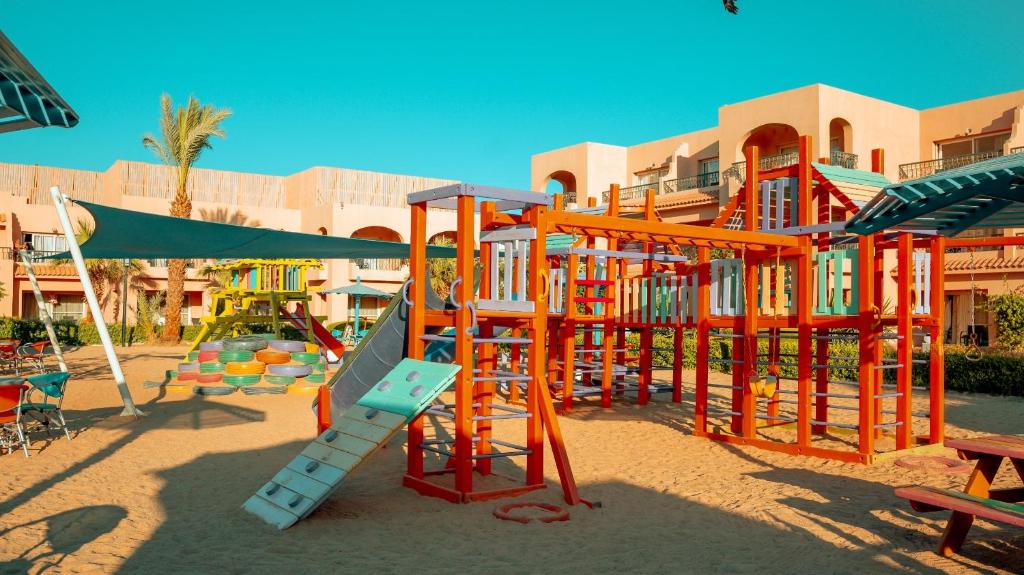 Bērnu rotaļu laukums pie Ali Baba Palace Resort ar krāsainiem elementiem.