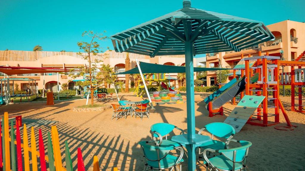 Bērnu rotaļu laukums pie Ali Baba Palace Resort ar krāsainām atrakcijām.