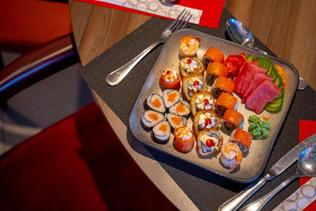 Sushi šķīvis ar dažādiem suši un garnelēm pie Ali Baba Palace Resort