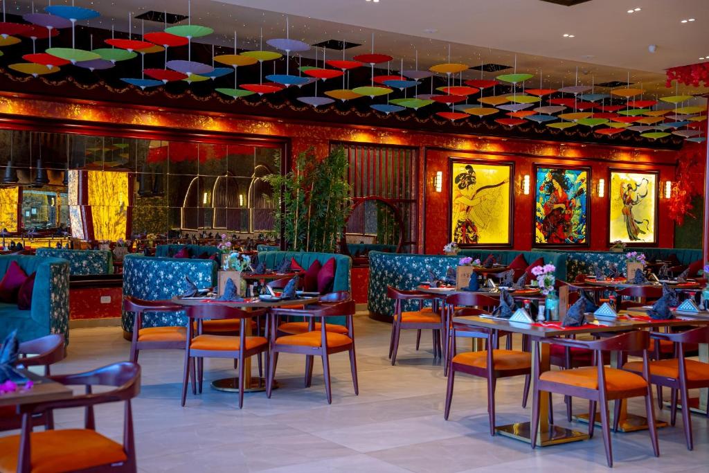 Krāsains restorāns Ali Baba Palace Resort ar stilīgām mēbelēm un mākslas darbiem.