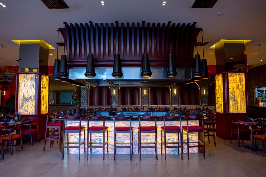 Restorāns Ali Baba Palace Resort ar modernu interjeru un elegantām detaļām.