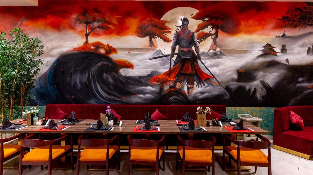 Restorāns ar krāsainu sienas gleznojumu Ali Baba Palace Resort