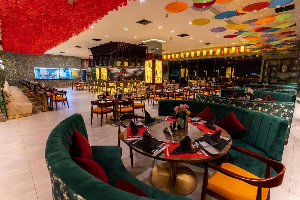 Elegants restorāns ar krāsainiem dekoriem un komfortablām sēdvietām, Ali Baba Palace Resort.