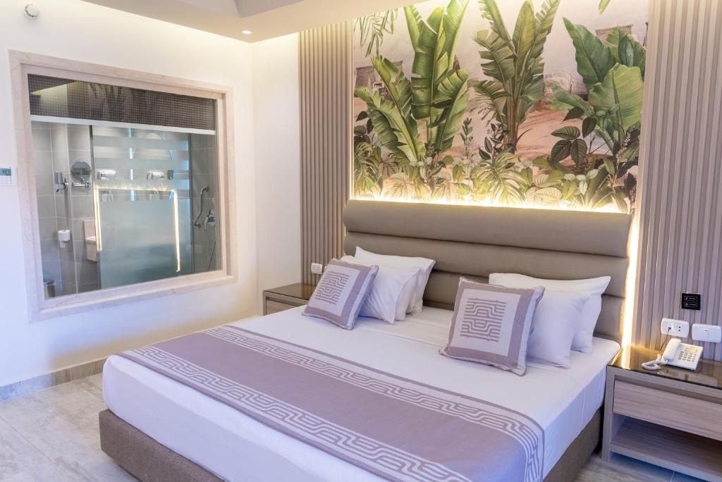 Mūsdienīgs numurs ar tropu augu tapeti viesnīcā Ali Baba Palace Resort.